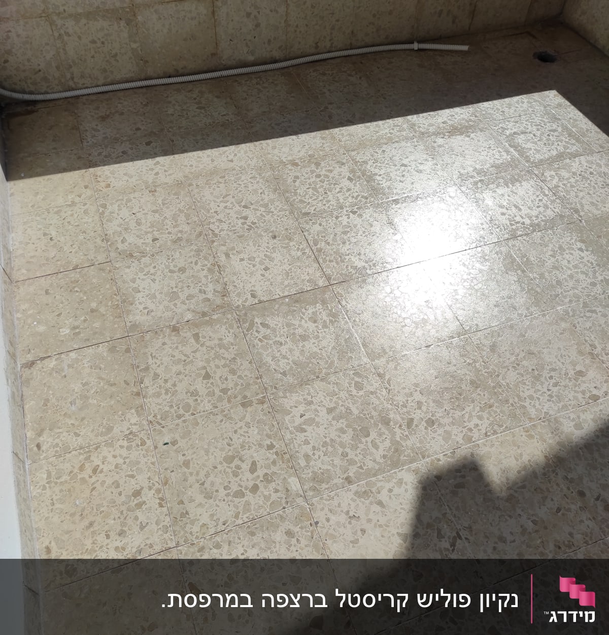 רצפה נקייה עם אריחים בהירים וצל.